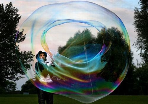 Самые большие мыльные пузыри в мире