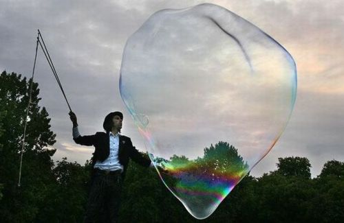 Самые большие мыльные пузыри в мире