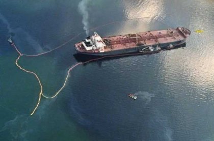 Разлив нефти танкером 